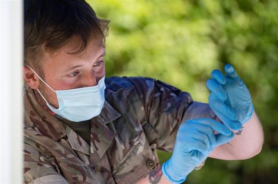 英国军人在做新冠病毒测试。